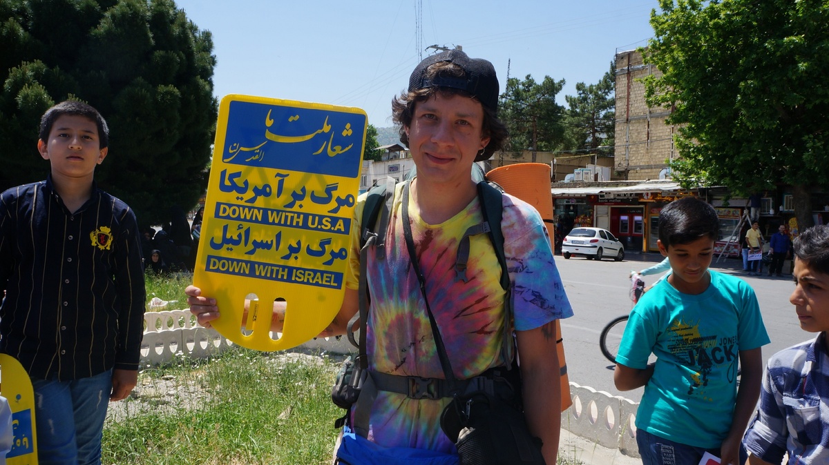 Ваш покорный слуга демонстрирует агитационные материалы. 