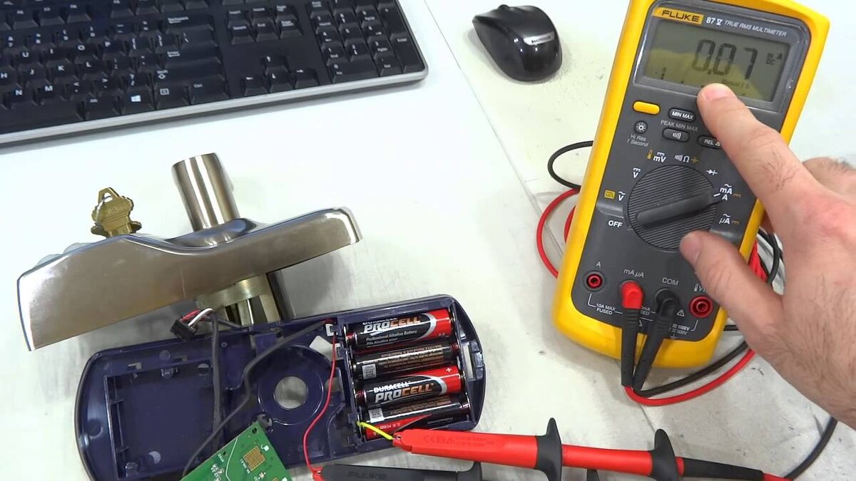 Попытка хакнуть снятый с двери умный замок. Источник: https://lowpowerlab.com/