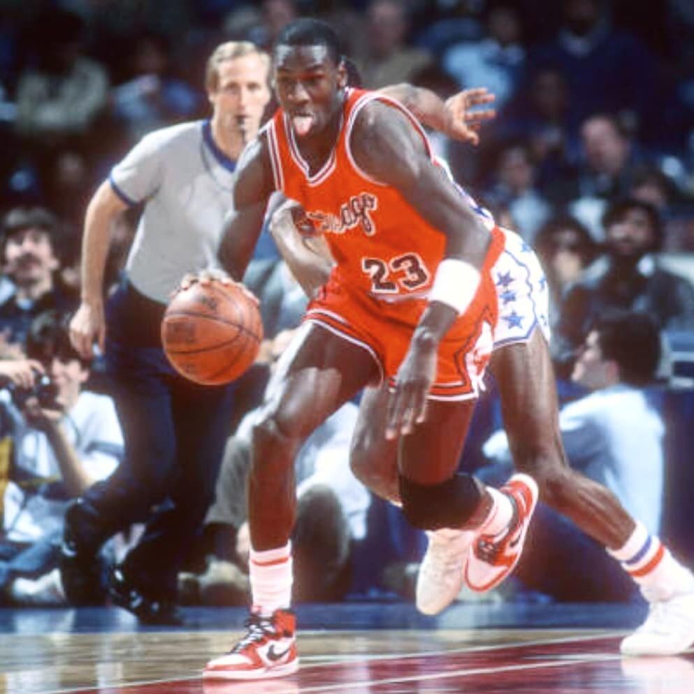 Майкл игравший за "Chicago Bulls"в своей паре Air Jordan 1