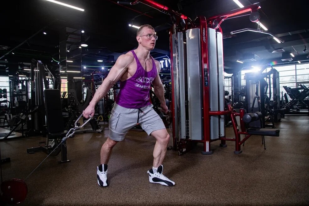 Возможно ли одновременно и мышцы растить, и от жира избавляться? Сегодня мы ответим на этот вопрос, ссылаясь на научные данные.