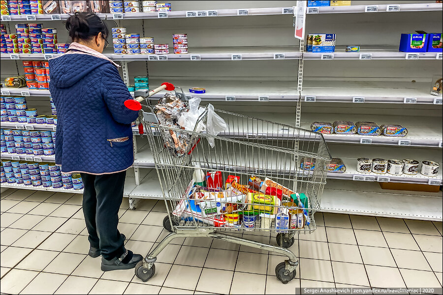 Хроники московского Ашана. Ситуация спустя два дня после первых набегов паникёров, скупающих продукты