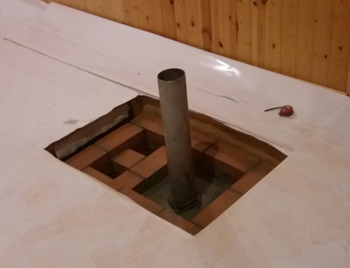 Тут труба уже выходит на второй этаж. Всё, как говорится, в разрезе: труба, вентиляционные каналы, перекрытие кирпичного канала трубы между этажами.