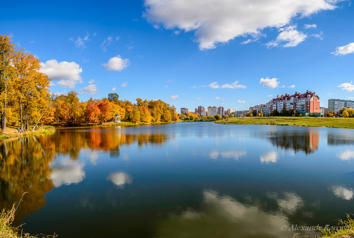 Белкинские пруды - главный пруд, слева ротонда и парк, справа склон пляжа, прогулочная набережная и ул.Белкинская.                                                                       Источник: alex-1910.livejournal.com/tag/осень
