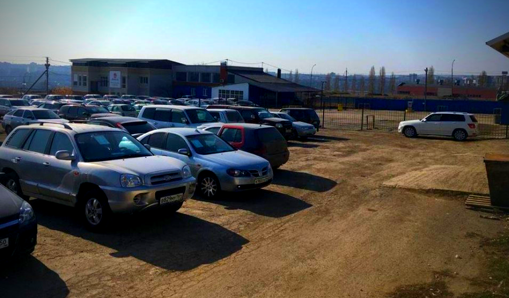 Пустые автосалоны, пустые рынки, грустные продавцы. Фото, кстати, с "Дрома"