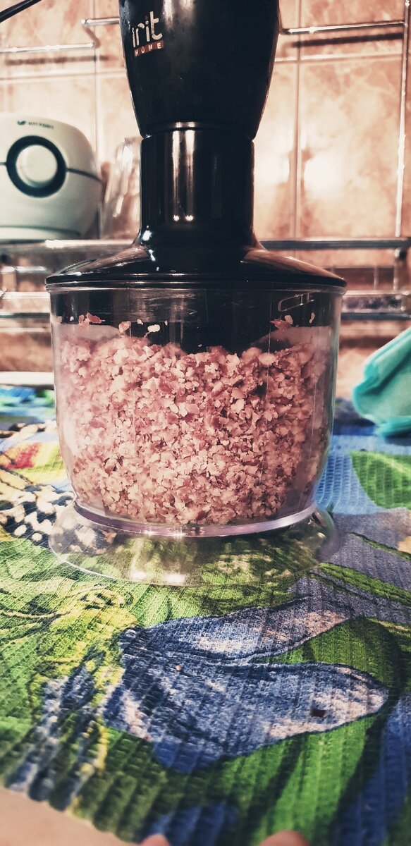 Не обязательно перемалывать до однородности,мне больше нравится кусочками