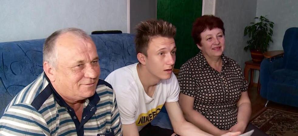 Александр Головин с отцом Сергеем и мамой Светланой дома в Калтане. Скриншот с видео YouTube