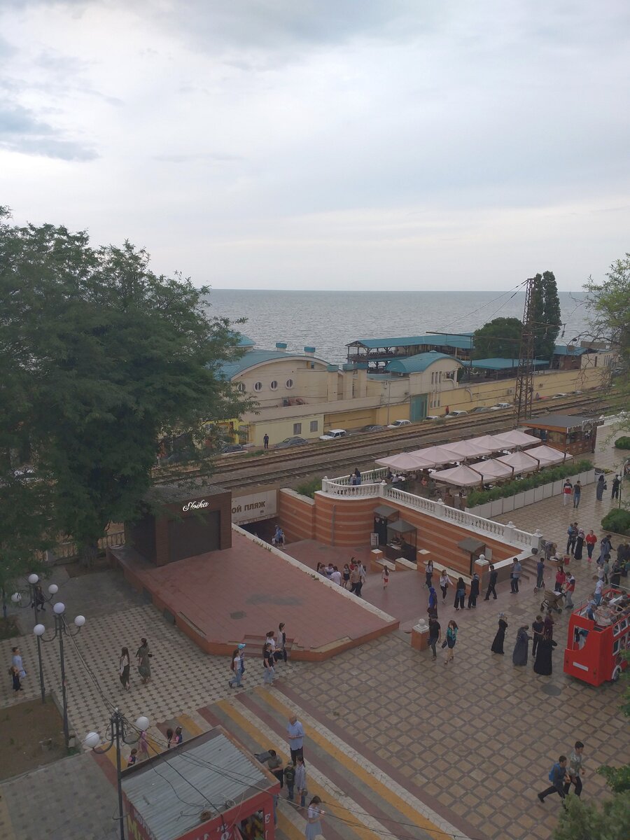 Махачкалинцы весело гуляют по городу во время пандемии