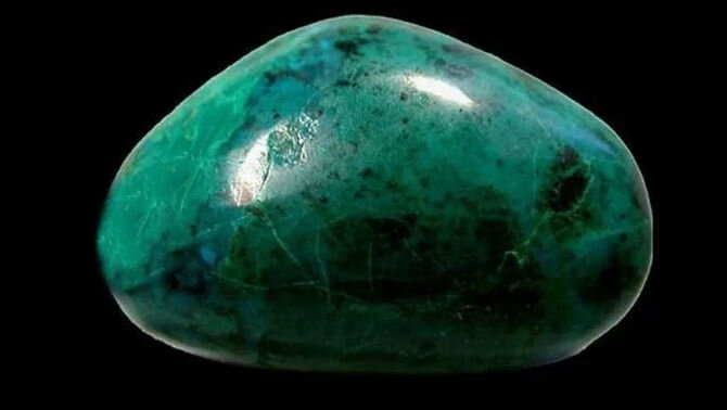 Зеленая хризоколла. Из этого камня изготавливали амулеты для детей