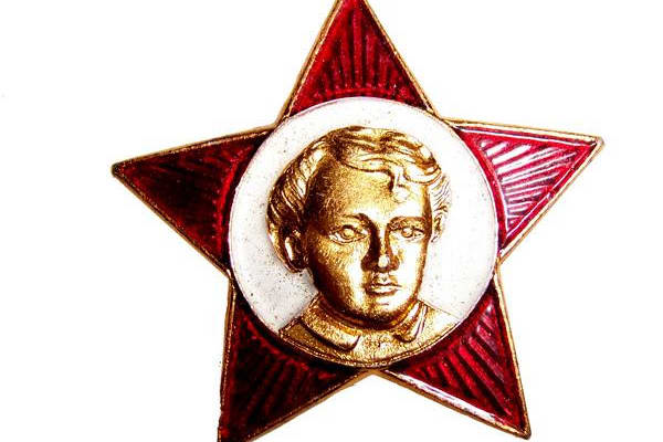 Кто изображен на значке?