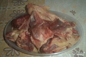 Тушку гуся обрабатываем и нарезаем порционными кусочками мясо.
