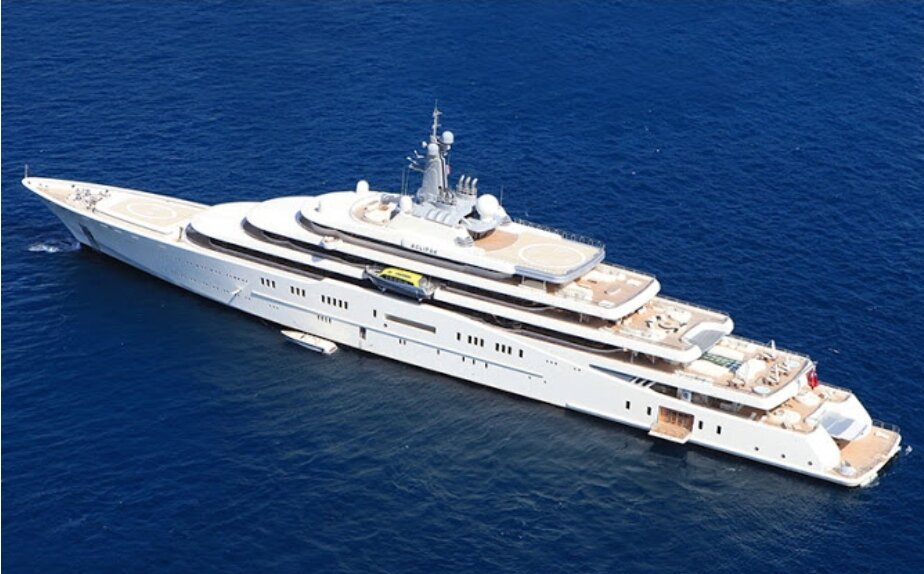 Eclipse – самая дорогая яхта в мире, цена которой составляет $1 200 000 000. Владельцем яхты является Роман Абрамович. Длина транспортного средства составляет чуть более 170 метров.