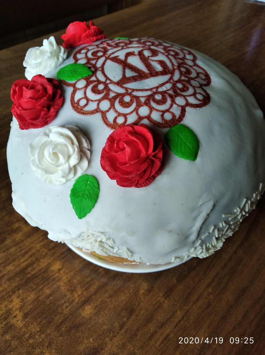 Вот такой куличик весом около 1 кг, мы вчетвером съели за один раз, даже практически втроём, потому что дочь только розочки съела.