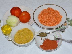 ШАГ 1:
Продукты для приготовления Турецкого супа с булгуром. Красная чечевица и булугур промыты (хотя, встречала информацию, что булугур не нужно промывать, но я рискнула), репчатый лук очищен, он и помидоры помыты.