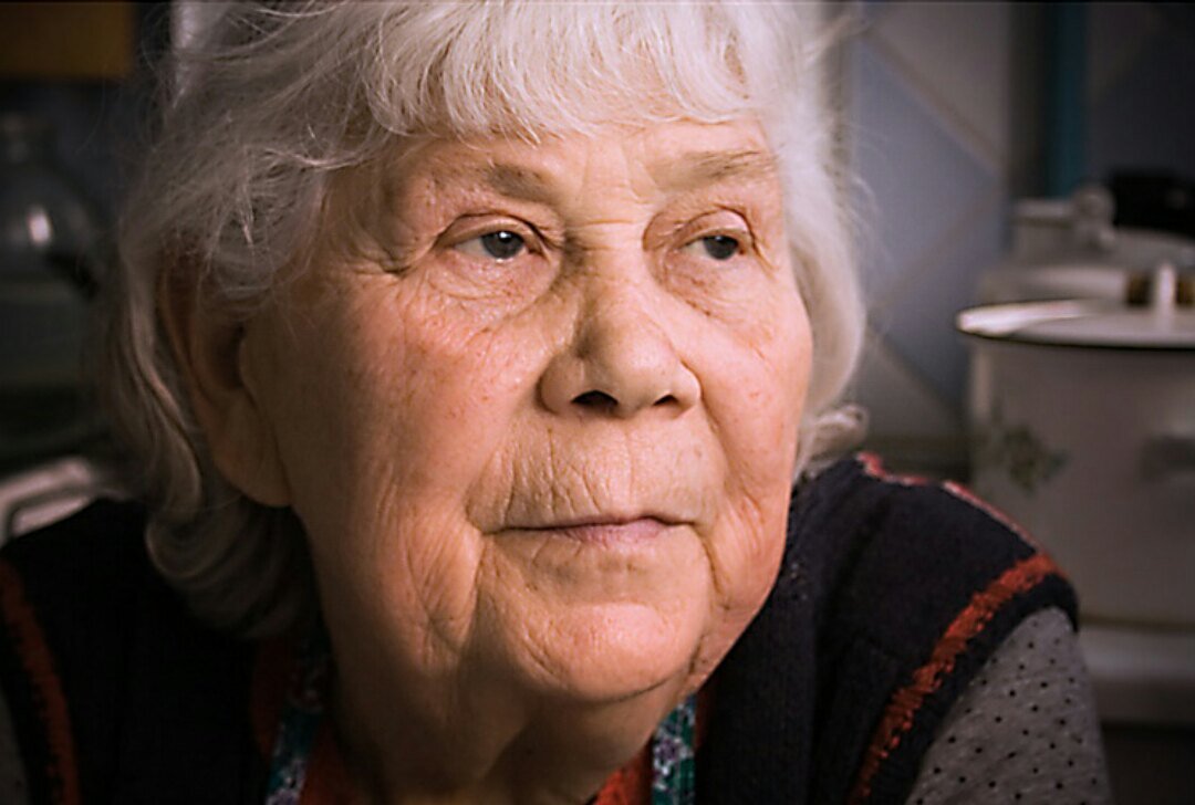 Женщина 78 лет. Девушка женщина бабушка. Женщина бабка видео. Бабка (воронежская область). Бабушка в платке.