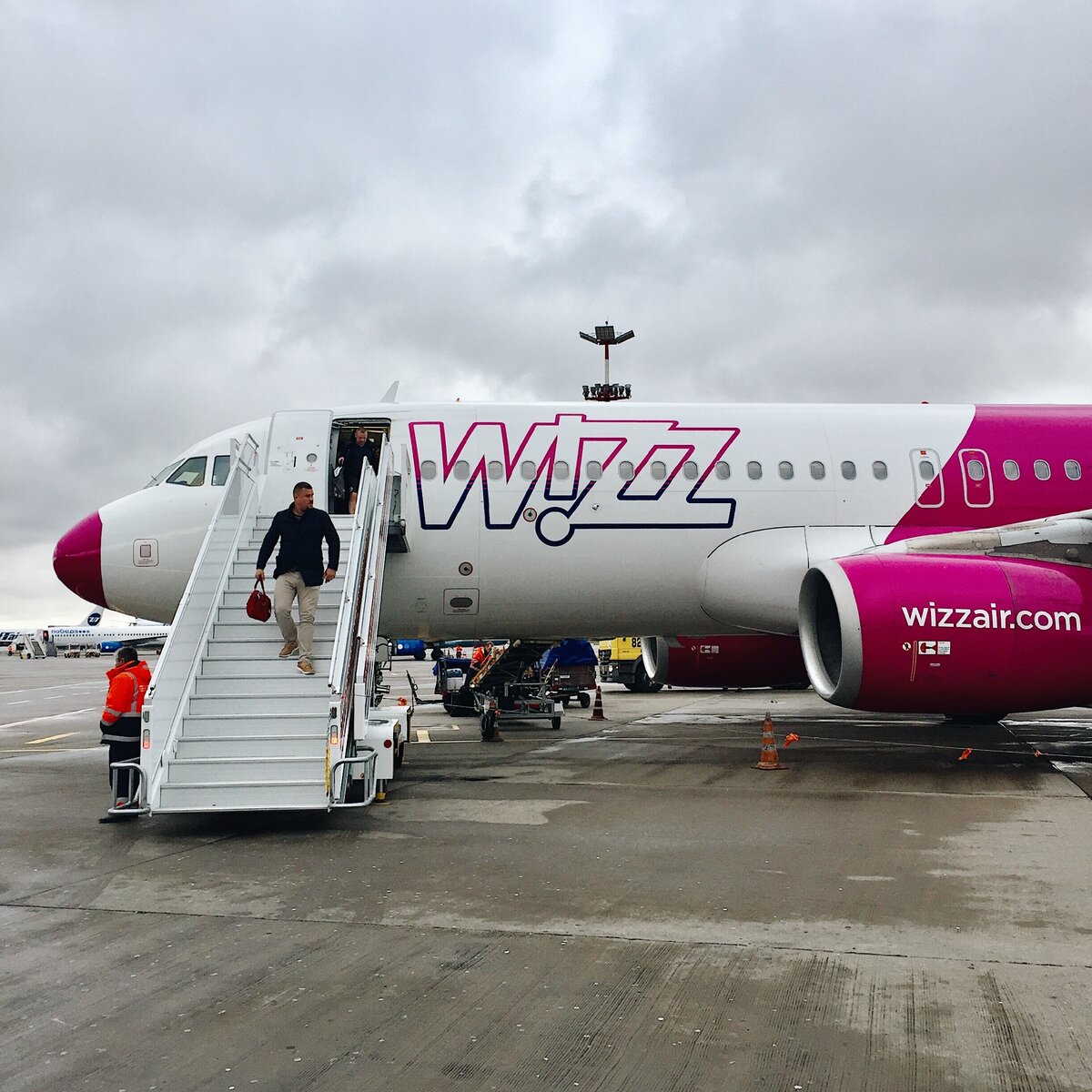 Сейчас бизнес авиакомпаний очень сильно страдает, поэтому они стараются всячески смягчить правила возврата.