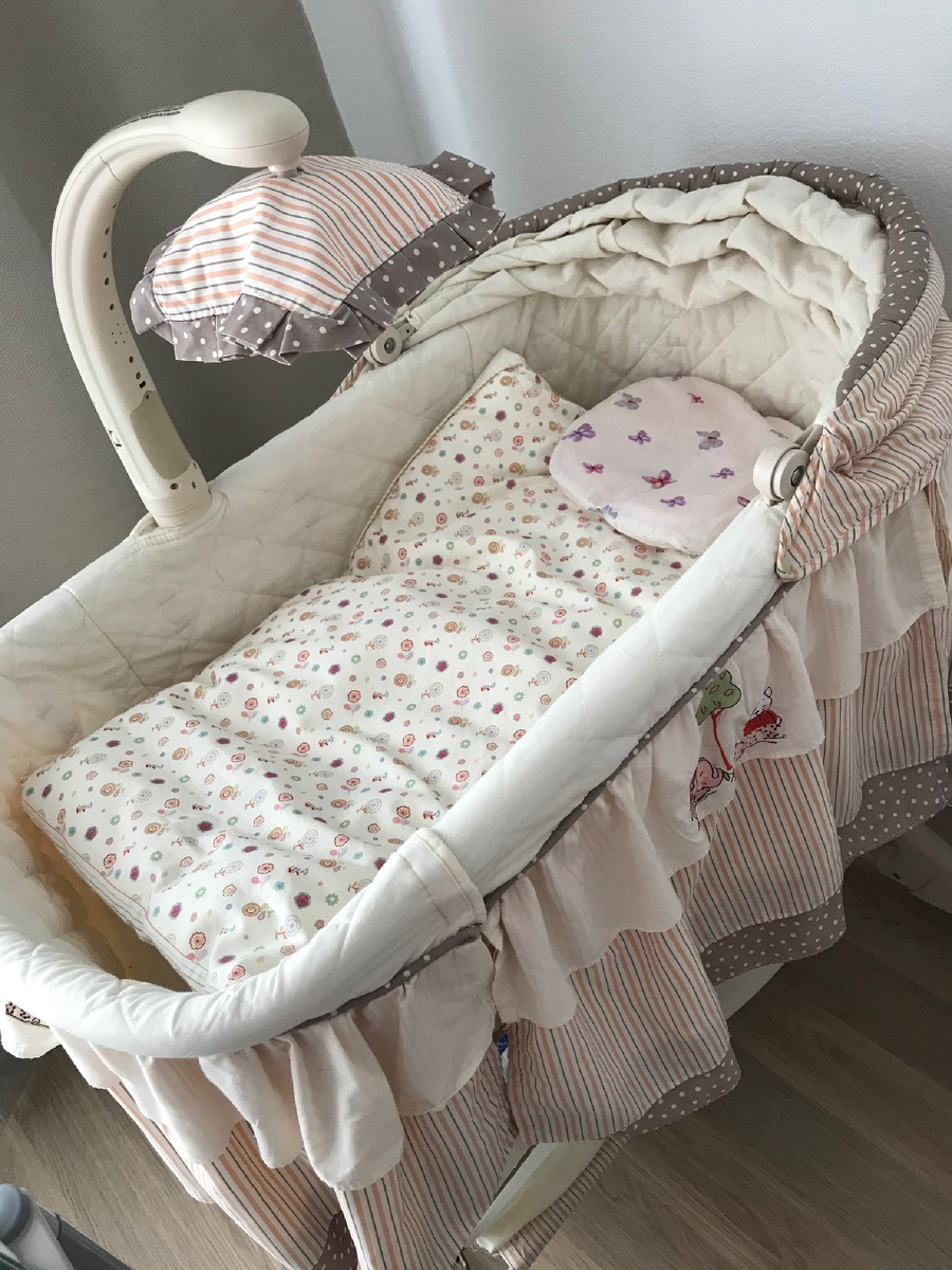 Наша колыбель. Отдельно покупала кокосовый матрас, так как матрасик, что был в комплекте, мне не понравился. Подушкой и одеялом так и не пользовались.