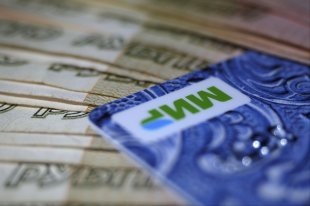 ЦБ продлил срок перевода пенсий и других соцвыплат на любые карты