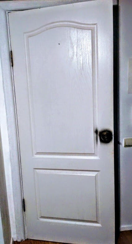 старые двери были все одинаковые в квартире, парочка ещё стоит без отделки, ждёт своего часа