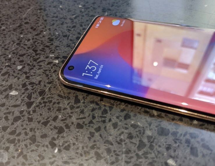 Отверстие-пробойный вырез в верхнем левом углу на Xiaomi Mi10 Pro имеет 20-мегапиксельную селфи-камеру 