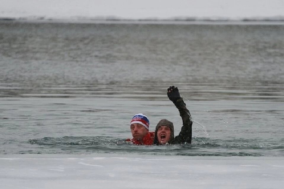 купайтесь в шапочке - чтобы головку не напекло!  Начальник, видите, пока спокоен. А его пресс-секретарь чего-там ручкой машет 