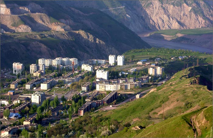 Красивые горы. Красивый город.