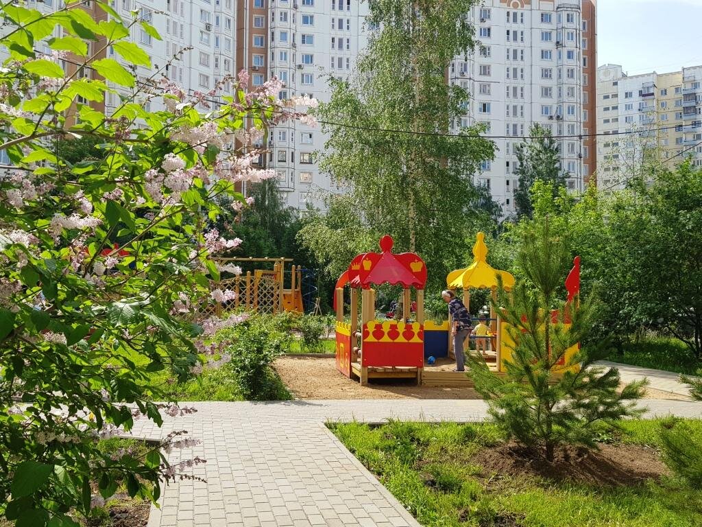 Детская площадка в одном из благоухающих ароматами сирени московских дворов