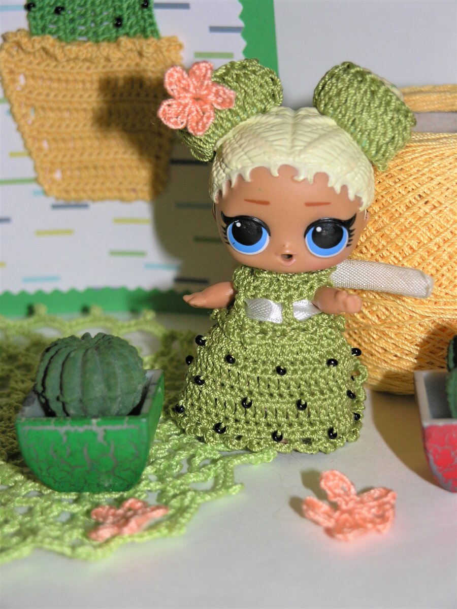 В прошлом году, например, вязала костюм кактуса для куклы Лол…