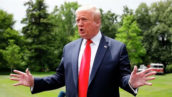  Виргиния, президент США Дональд раскритиковал американские СМИ за то, как они подали эту поездку."Фейковые и совершенно коррумпированные новости подают это так, как будто это смертный грех. Я знал, что это произойдет! Чего они не говорят, так это того, что это была моя первая игра в гольф почти за три месяца… Они больны злобой и бесчестностью. Они совершенно помешались!" – написал Трамп в Twitter.Он также напомнил, что экс-президент США Барак Обама в свое время летал играть в гольф на Гавайи "на полностью снаряженном (Боинг) 747".Ранее Белый дом сообщил, что глава государства посетил принадлежащий ему гольф-клуб Trump National Golf Club Washington, DC в городе Стерлинг, штат Виргиния, что находится примерно в получасе езды от столицы США. На территории Виргинии ограничительные меры в связи с распространением коронавируса действуют с марта, однако гольф-клубы там открыты.Доктор политических наук, адвокат Алексей Бинецкий в эфире радио Sputnik предположил, будет ли новая атака со стороны СМИ чувствительной для президента США. 