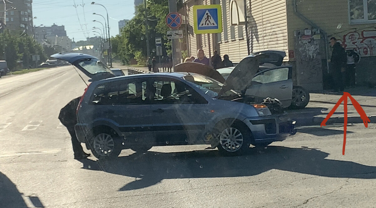 В углу где стрелка «пострадавший пешеход»