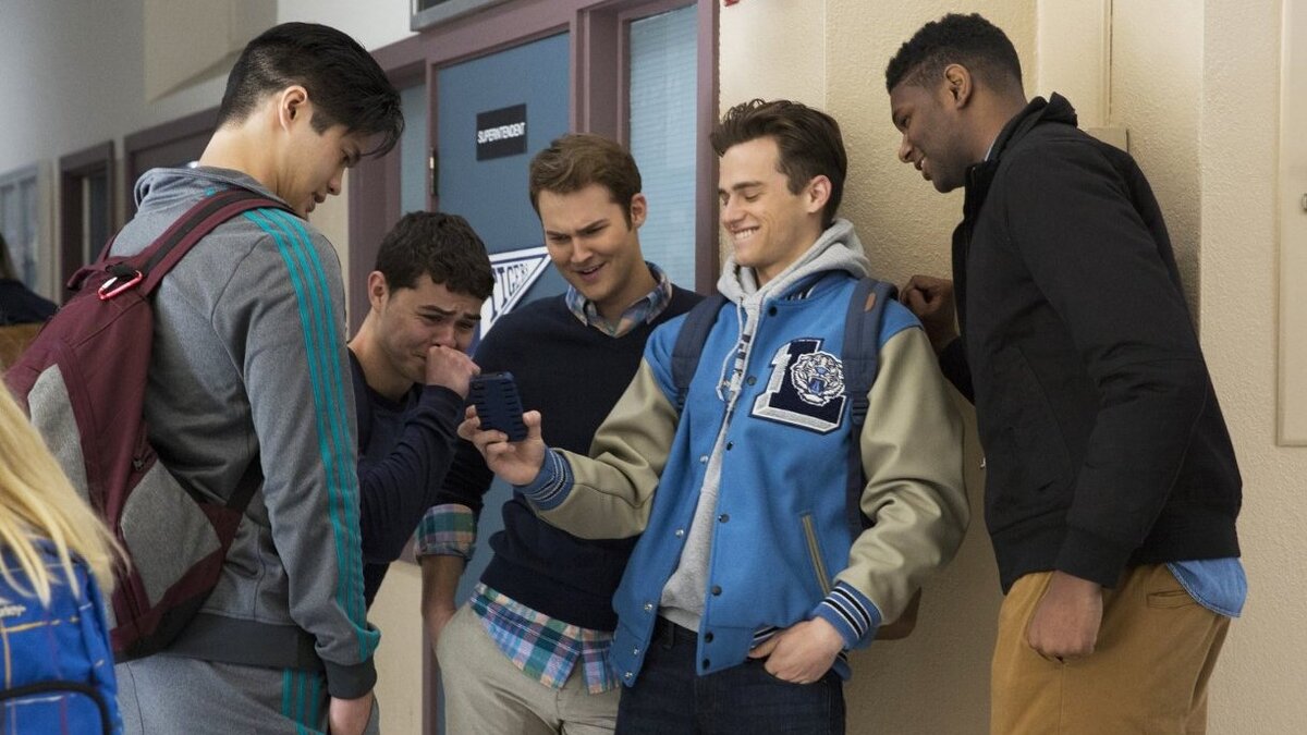 Слоган сериала: «Если ты слушаешь, то уже слишком поздно.»