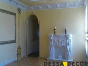 Мы уже упоминали, что дорогостоящие и специализированные инструменты тут не нужны. Они достаточно просты, доступны и легки в использовании. Что же вы должны иметь в арсенале? Все зависит от наносимого материала и желаемой фактуры. Но, стандартный набор следующий: емкость для готовой смеси (ведро, тазик); дрель с миксерной насадкой; набор шпателей разных величин; кельма, терка, полутерка; сокол; валик с ванночкой; мягкие и жесткие кисти для малярных работ или формирования рисунка; щетка по металлу, для очистки стены.
В качестве материалов для формирования узора можно использовать губку, целлофан, различные структурные валики, трафареты  даже резиновая перчатка. В этом деле можно использовать фантазию на полную катушку, ведь создавать узоры можно любые и чем угодно. Когда арсенал укомплектован, можно приступать к отделке стен декоративной штукатуркой своими руками.