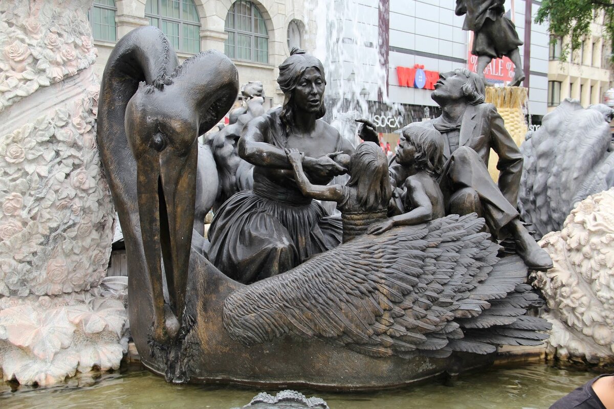 Мать кормит своих детей, муж мыслями где-то далеко от семьи (источник этого фото - solodenkovagalina.blogspot.com)