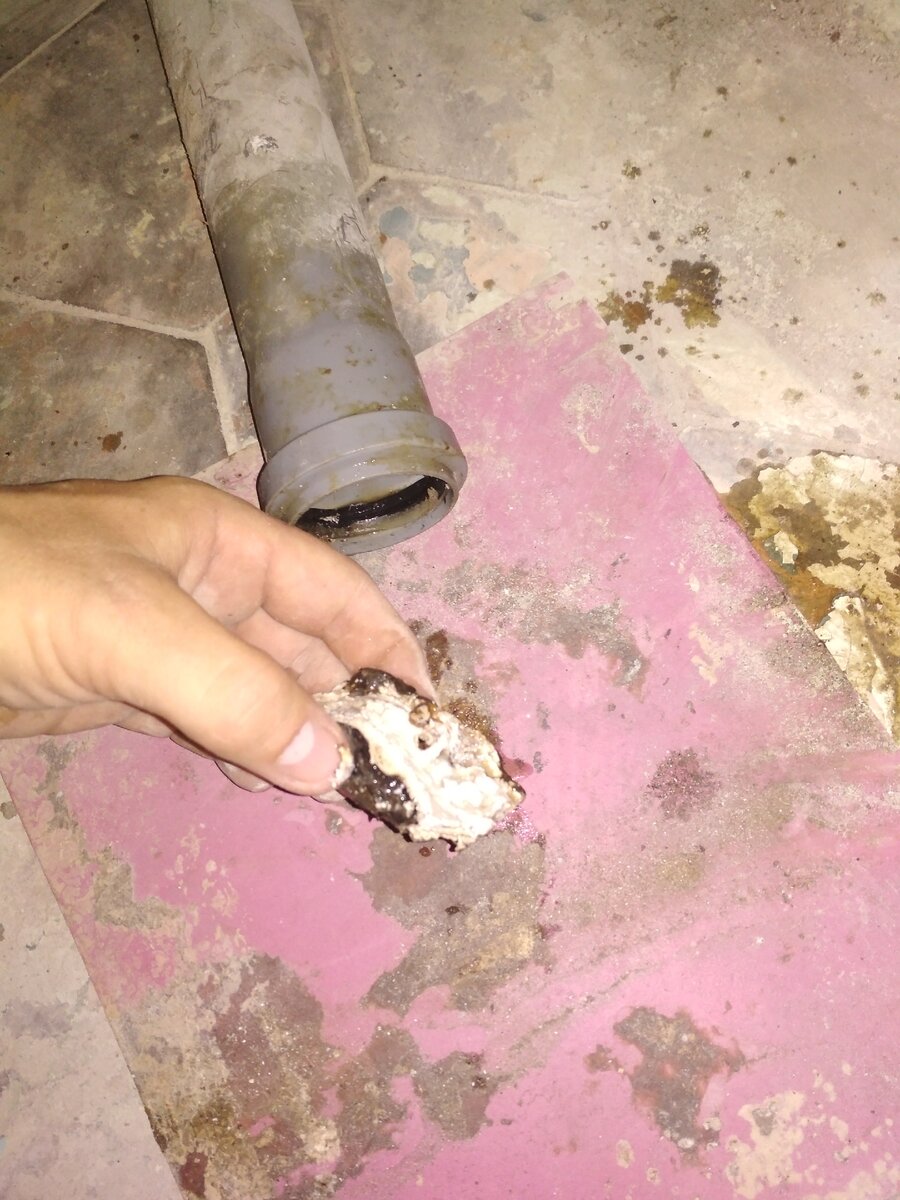 Жировая пробка в канализации. Жир в канализационных трубах. Засор в трубе. Засор канализации в частном доме. Забилась канализация.