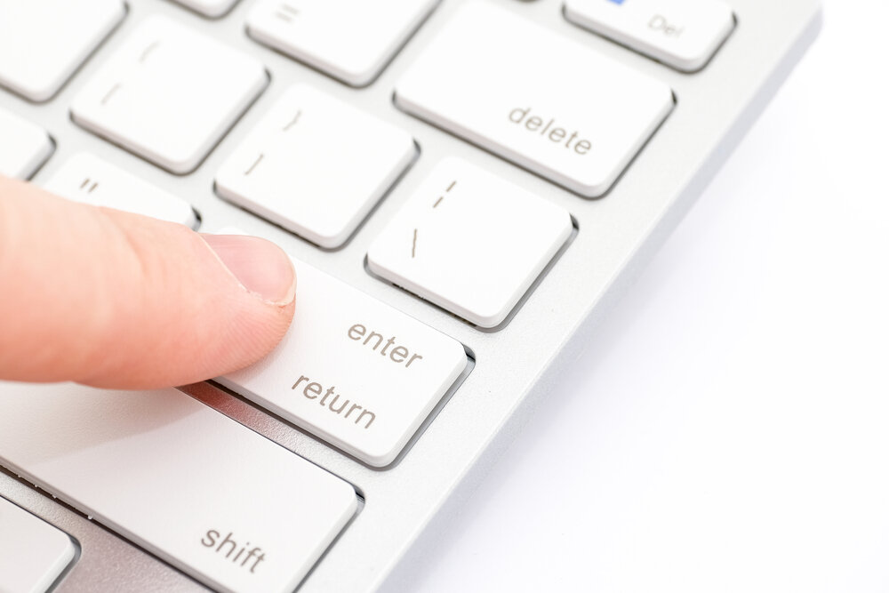 Одной кнопкой живую коммуникацию с людьми не наладишь                                           Изображение с сайта: https://ru.depositphotos.com/category/sport.html">Палец нажимает кнопку белой клавиатуры на белом фоне. - null