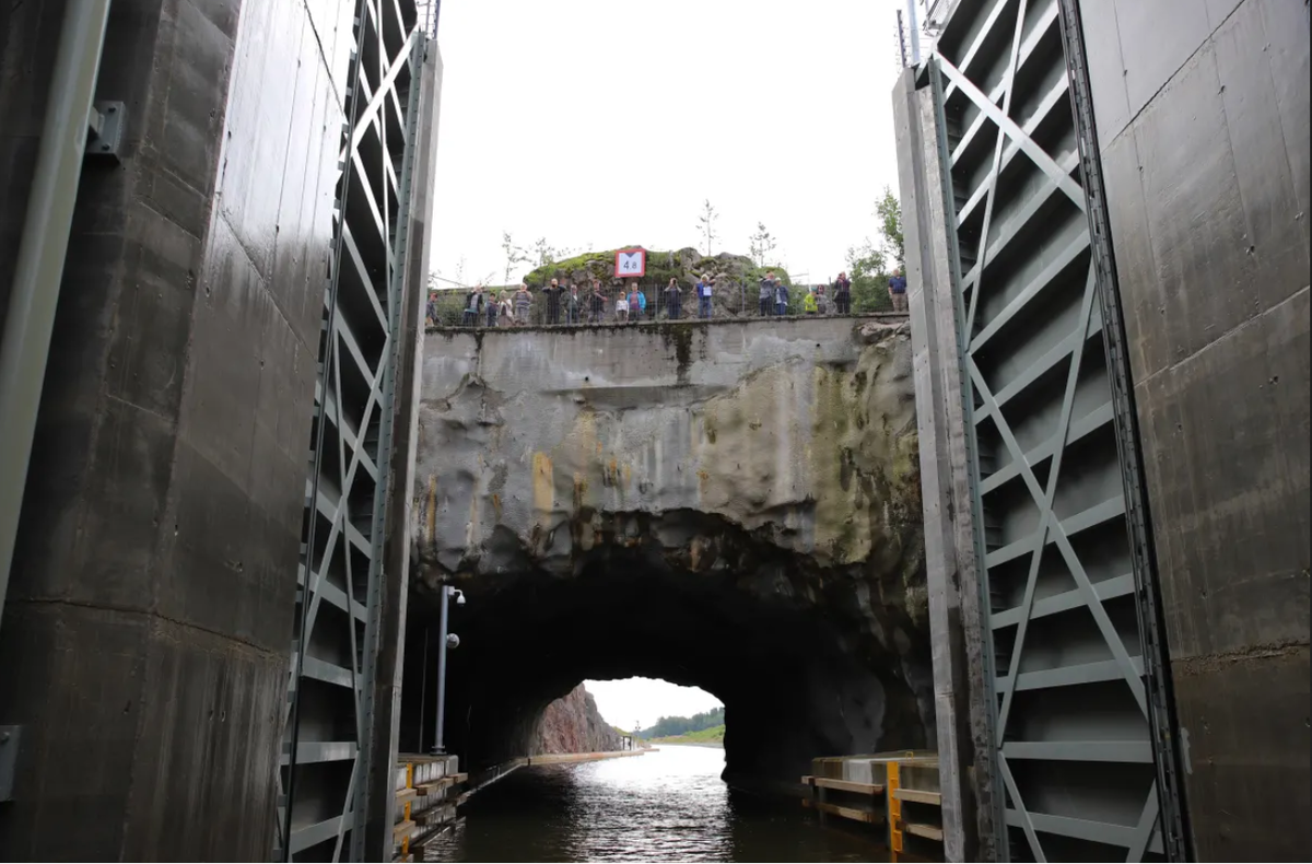 Пройдя через 12-метровые затворы шлюза, лодка попадает прямо в туннель. Фото: Antro Valo / Yle