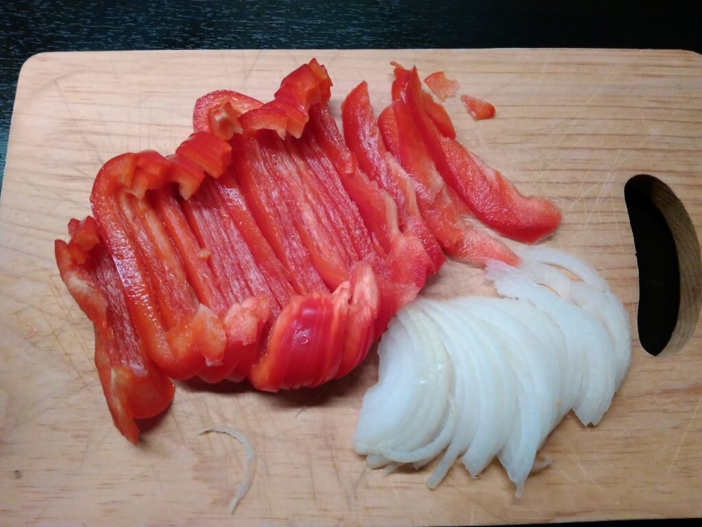 Перец и лук для корейского салата с пророщенным машем
