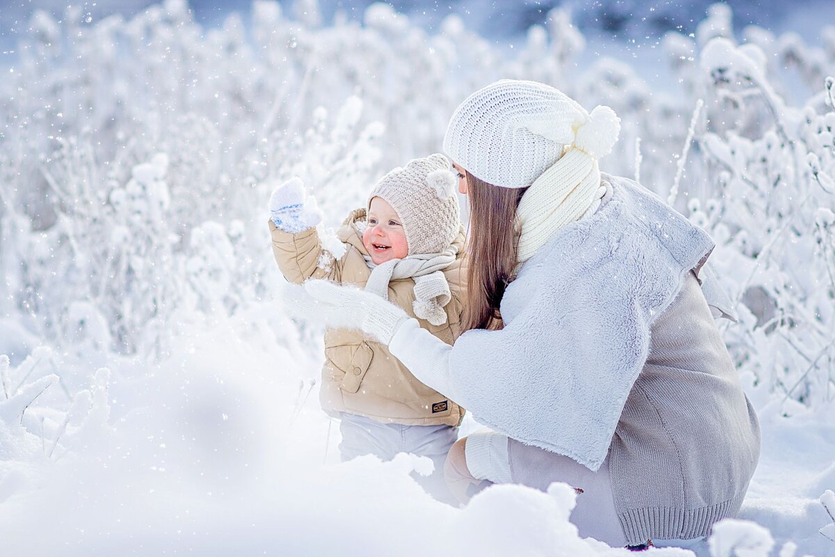 Девушка с ребенком зимой