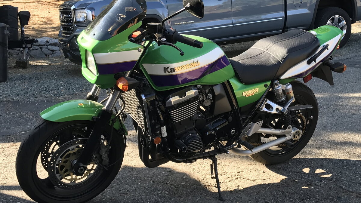 Kawasaki zrx1100 с квадратной фарой (основная масса выпущенных модификаций была именно в такой комплектации)