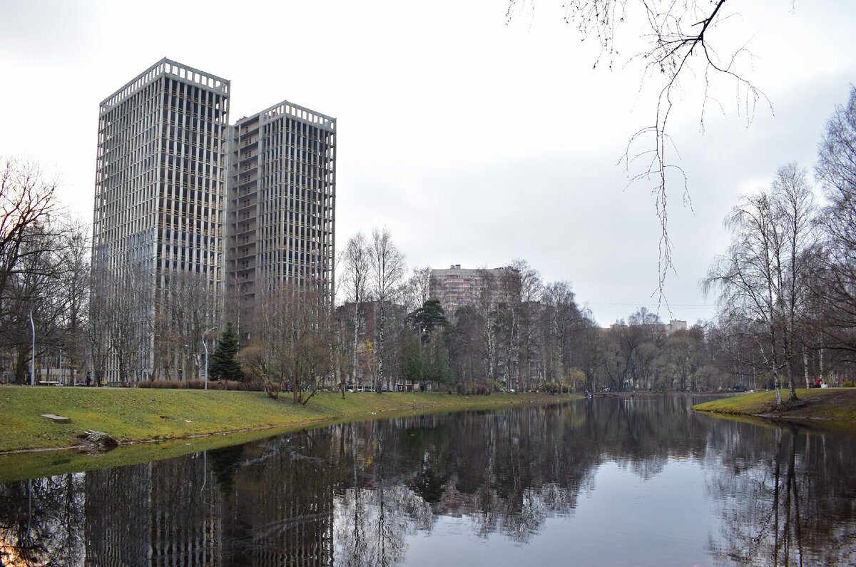 В 1856 году в Лесном был вырыт Серебряный пруд, вокруг которого организовали парк, в котором владельцы местных имений могли проводить свой досуг. Сад и пруд сохранились до наших дней