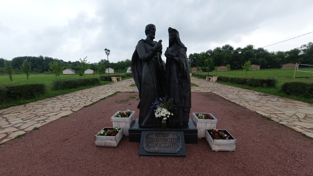 Памятник Петру и Февронии в Принарском праке. Фото автора