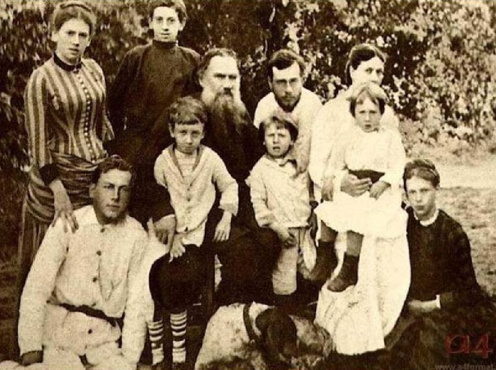 Фото: патриархальная семья в дореволюционной России; Правмир.ру
