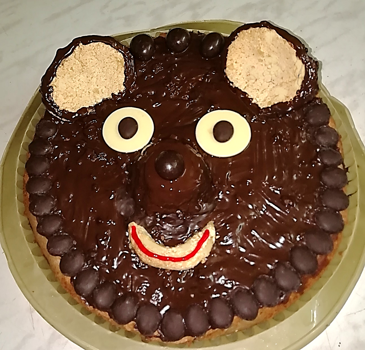 Торт мишка фото рецепт. Торт с «мишкой». Украшение торта мишка. Торт с шоколадным мишкой. Торт в форме мишки.
