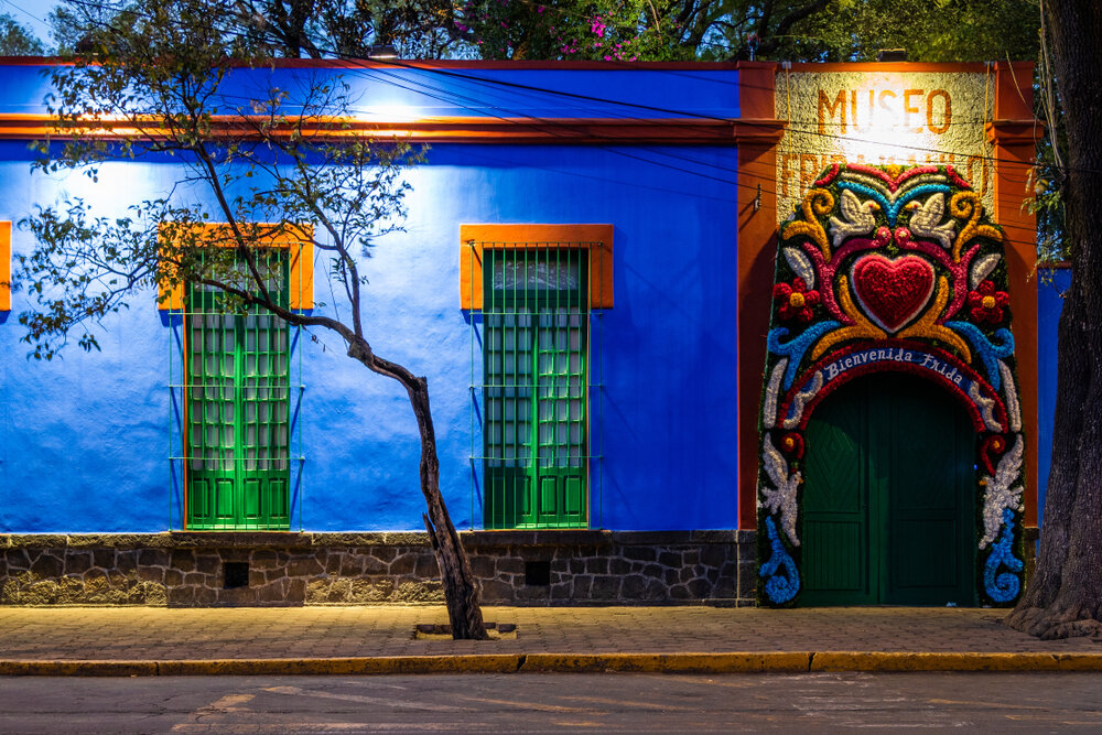 Музей Фриды Кало. Источник фото: https://rinconesdemexico.com/profundiza-en-la-casa-azul-museo-frida-kahlo/