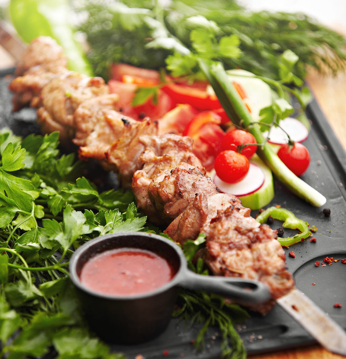 Мясо , зелень, немного хлеба.