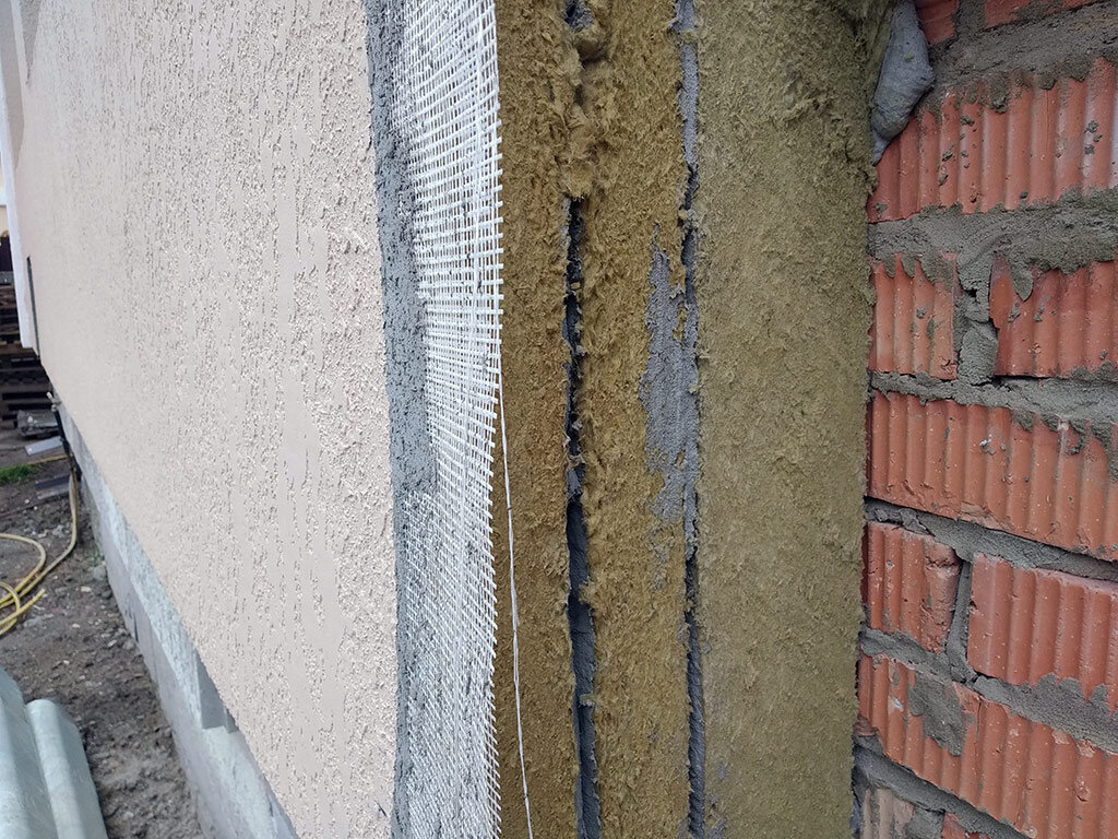 Стены рекомендуется утеплять минватой, а цоколь и фундамент пенополистиролом.