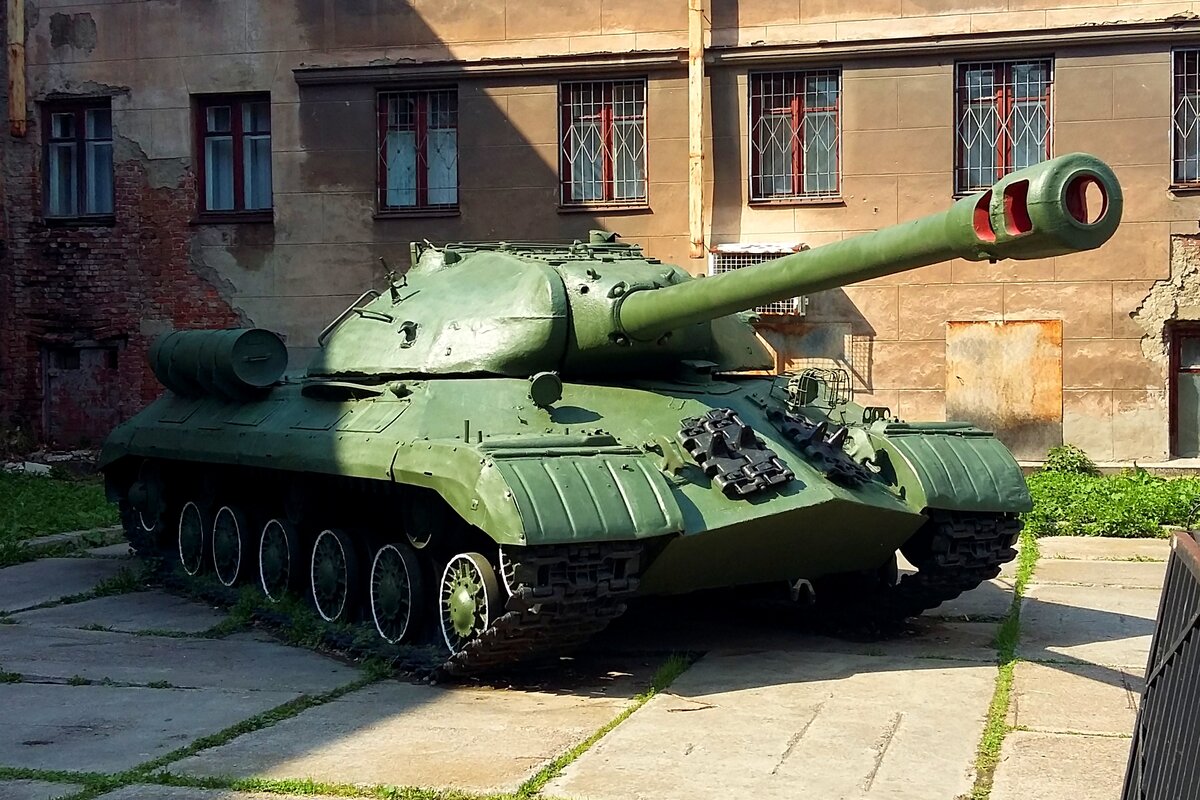 Тяжелый танк ИС-3 на фоне антуражных фасадов Дома офицеров