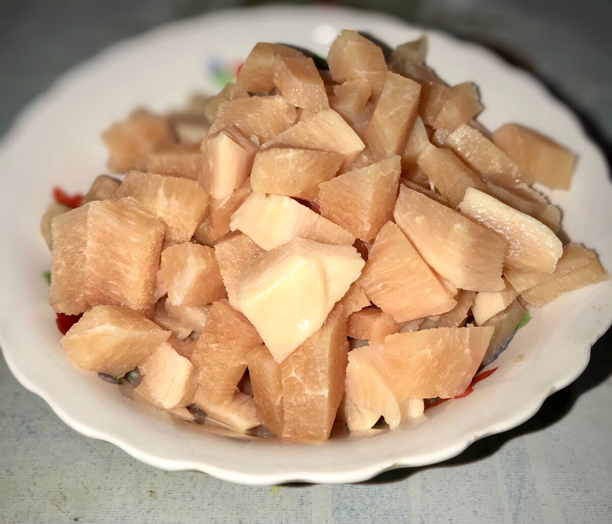 Нарезаем куриную грудку.