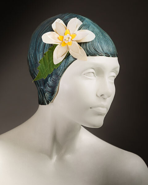 Шапочка для плавания, имитирующая уложенные волосы с заколотым цветком, латекс, 1932.  FIDM Museum, Лос-Анджелес, официальный сайт - www.fidmmuseum.org 