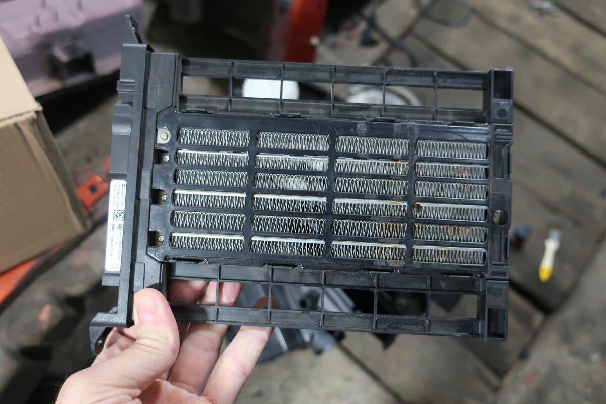 вот так выглядит электрический радиатор на примере одной из моделей VAG