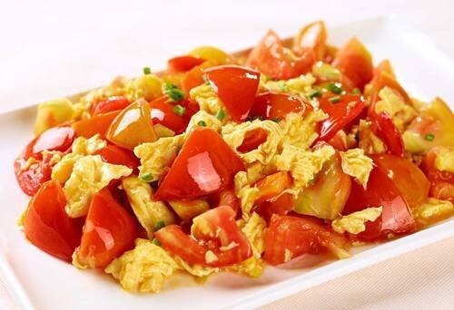 Готовим жареные яйца с помидорами по-китайски за 10 минут